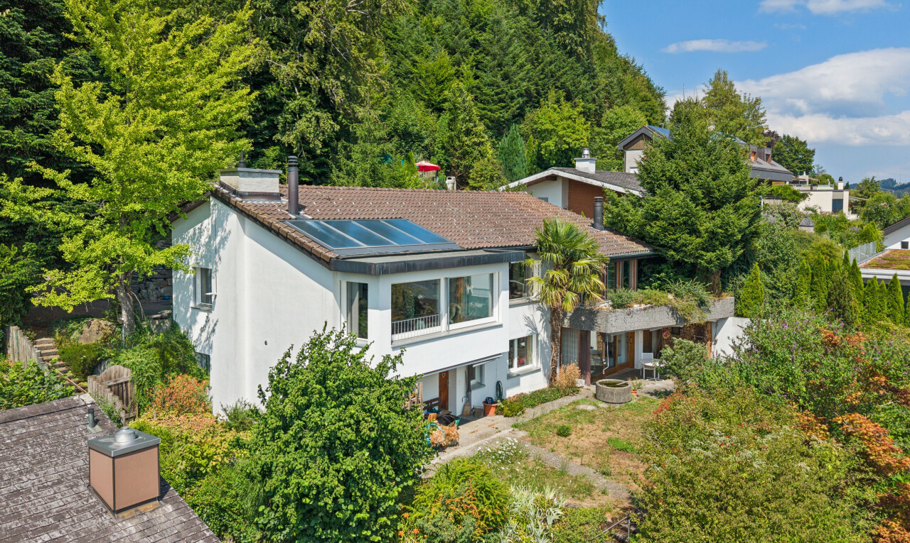 façade avec drone view, foyer extérieur, property visible, panneaux solaires, et day time