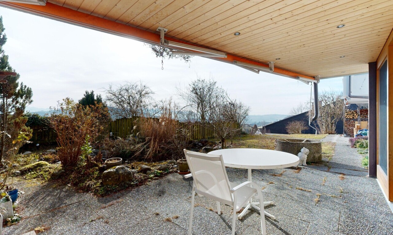 terrasse avec terrasse, from property, overcast, et coin repas extérieur