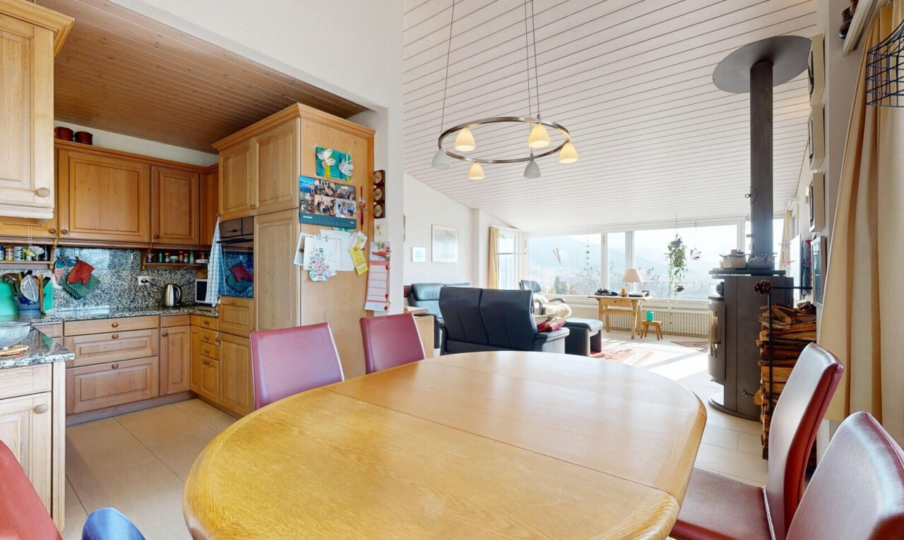 salle à manger avec inside property, natural light, lumière naturelle, light floor, et backsplash