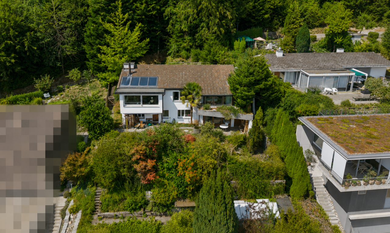 außenansicht mit property visible und solaranlage