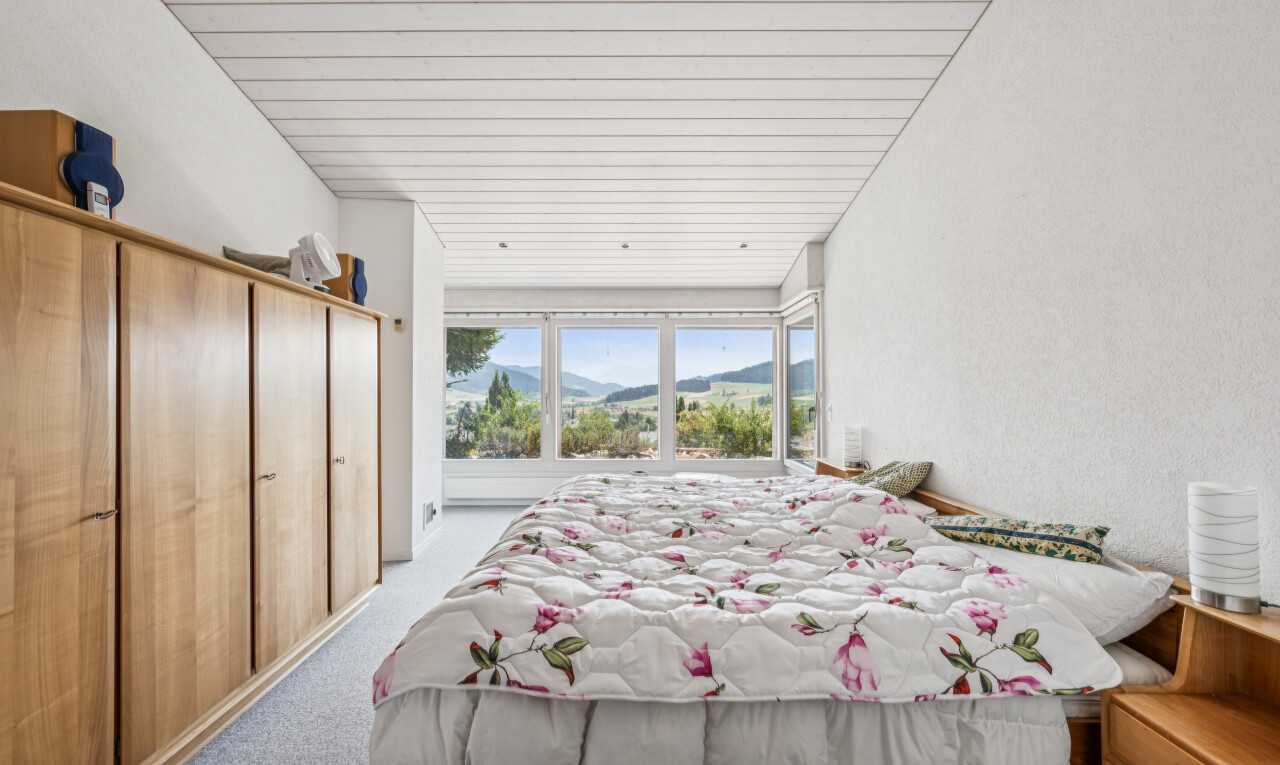 chambre avec carpet, moquette, inside property, wood ceiling, et plafond en bois