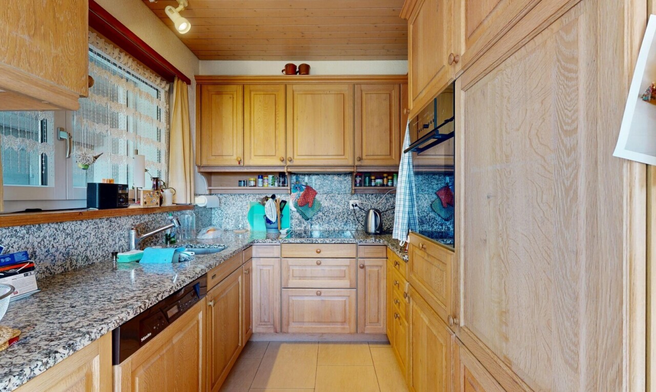 cuisine avec light floor, light countertops, stone countertops, plans de travail en pierre, et lave-vaisselle