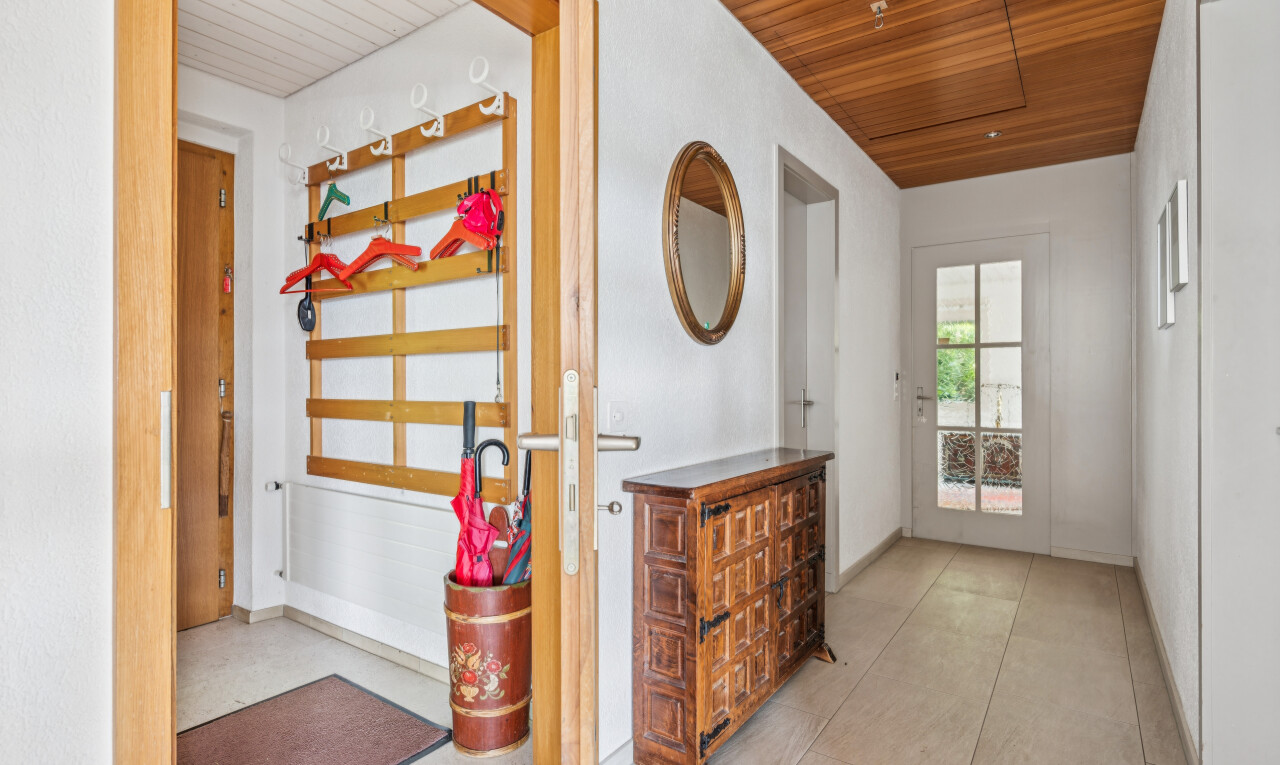 couloir avec wood ceiling, plafond en bois, inside property, escaliers escamotables, et drywall
