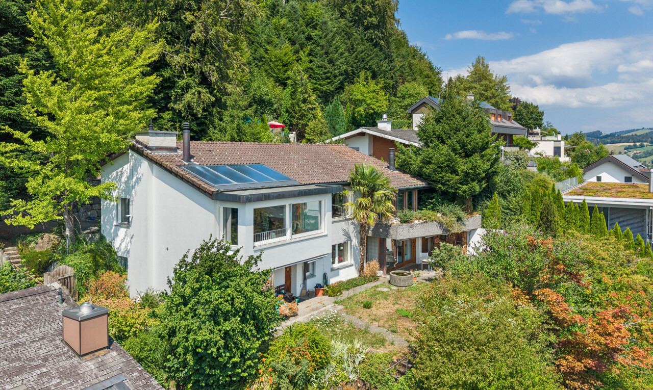 façade avec drone view, foyer extérieur, day time, panneaux solaires, et property visible