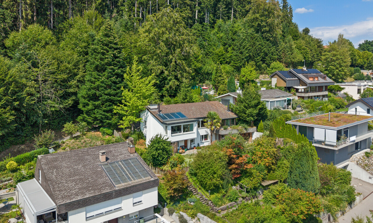 außenansicht mit solaranlage, zaun, wohngebietblick, residential view, und day time