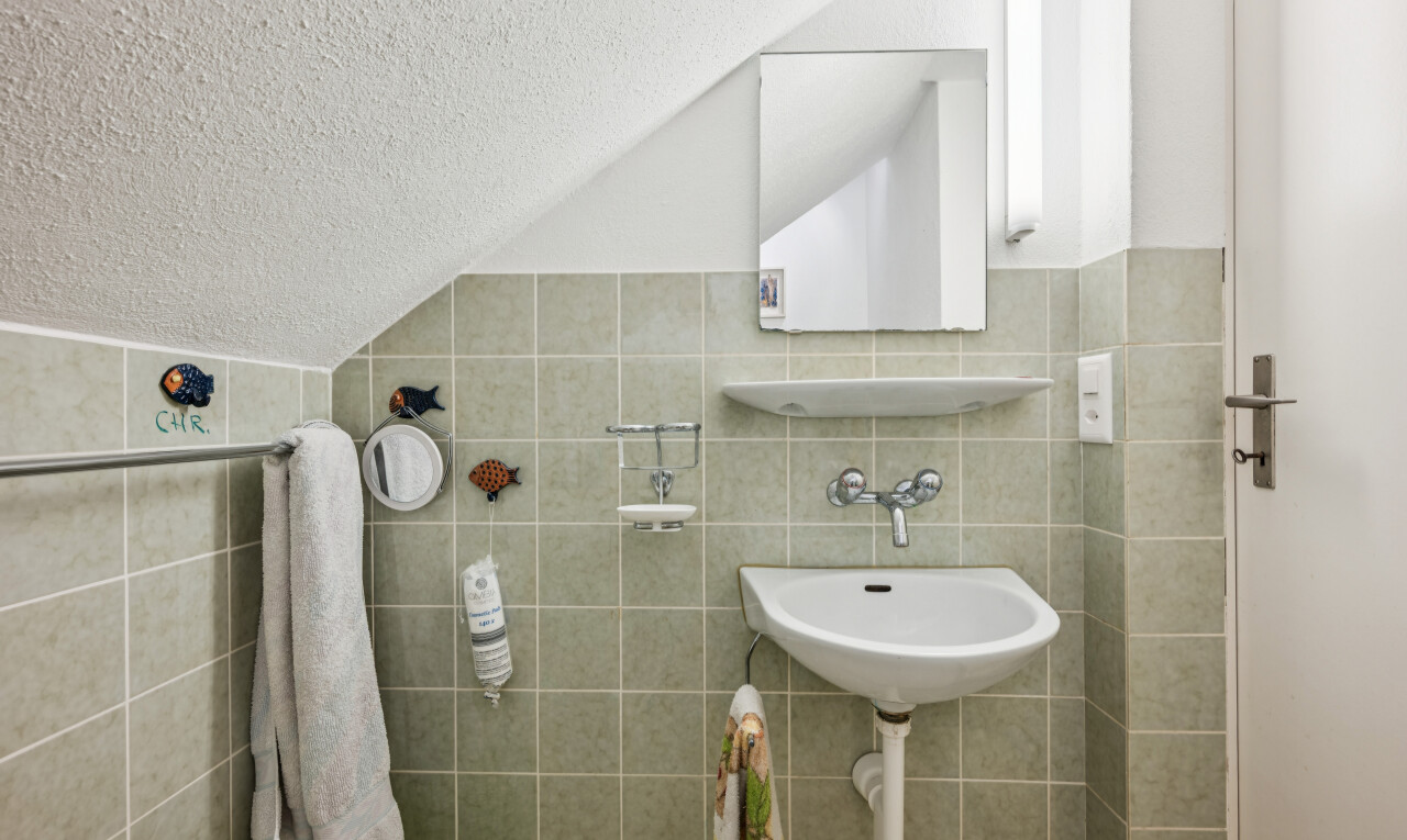 salle de bains avec tile wall, mur en carrelage, miroir, textured ceiling, et plafond texturé