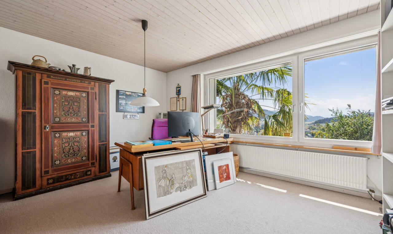 bureau avec radiateur, drywall, cloison sèche, carpet, et moquette