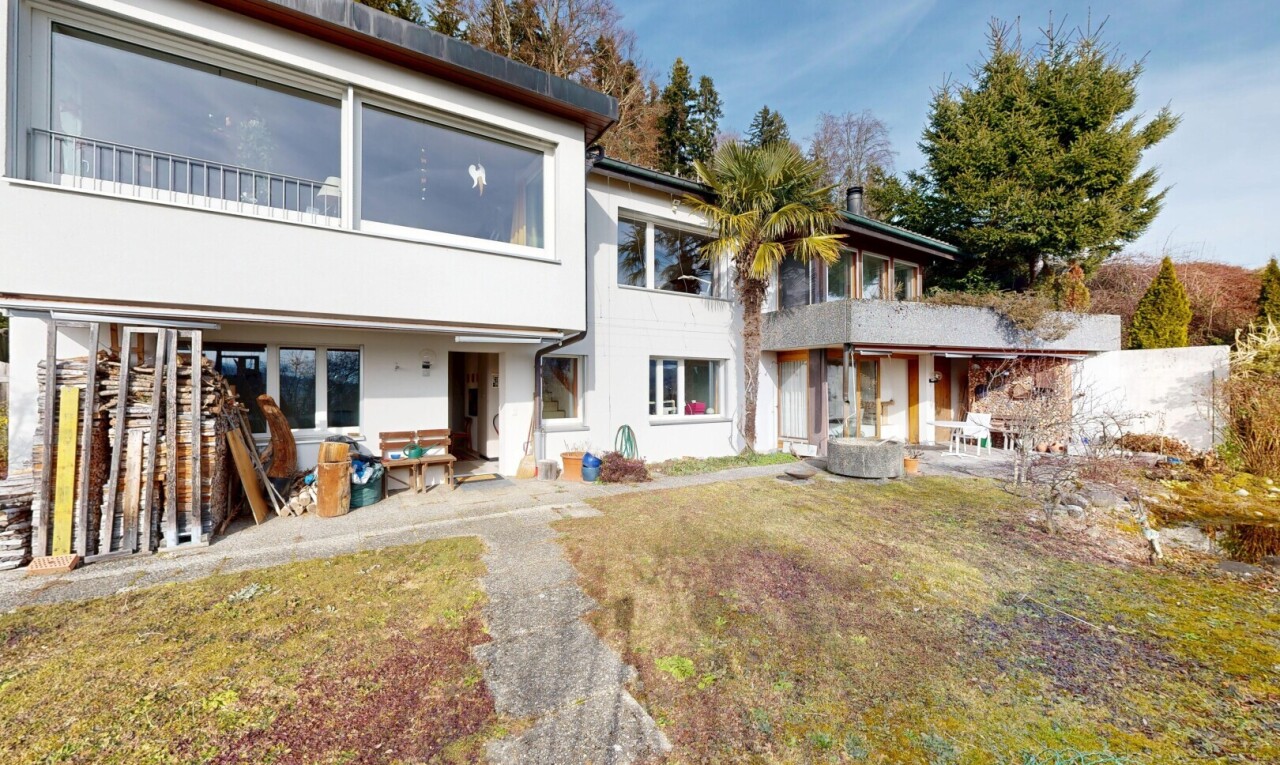 façade avec terrasse, property visible, day time, bardage en stuc, et pelouse