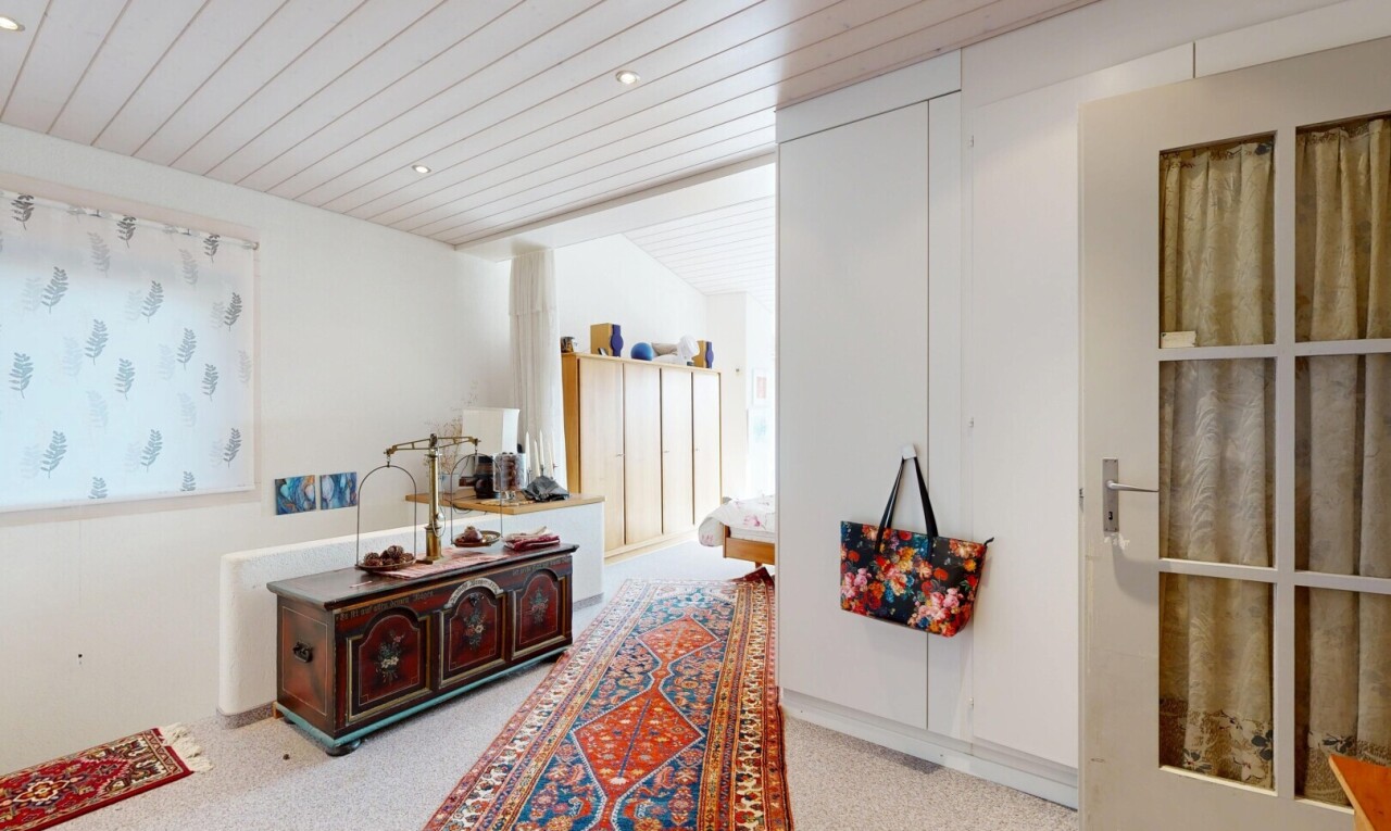 chambre avec inside property, cloison sèche, drywall, plafond en bois, et wood ceiling