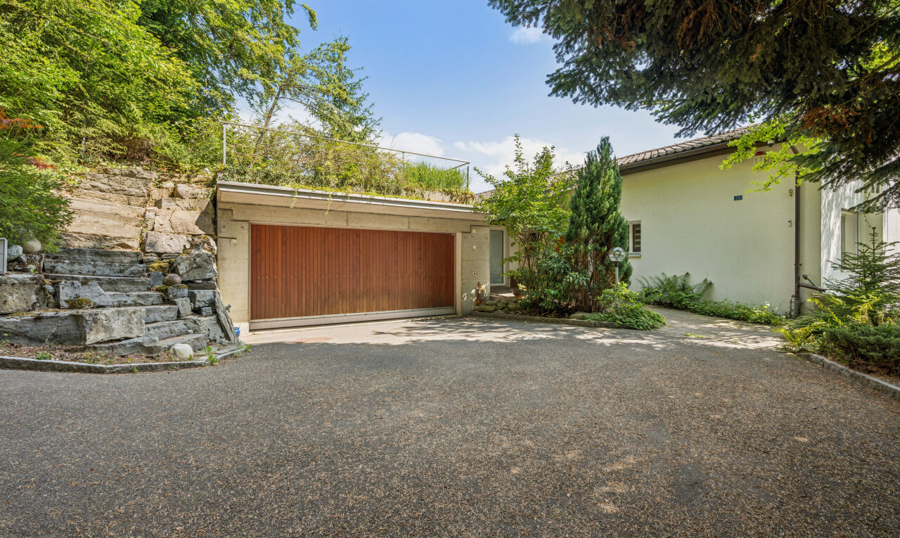 façade avec allée, day time, property visible, et garage attaché