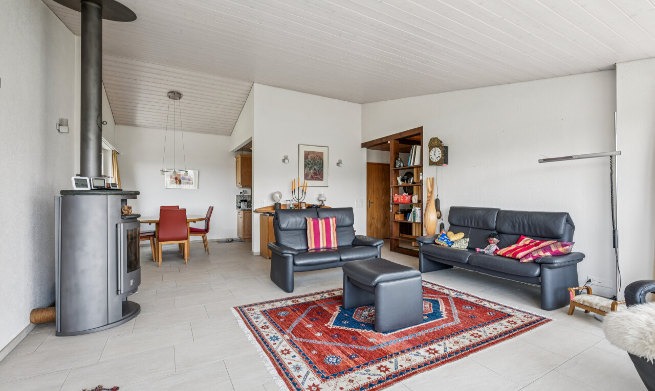 wohn- / esszimmer mit drywall, gipskartonwand, inside property, und holzofen