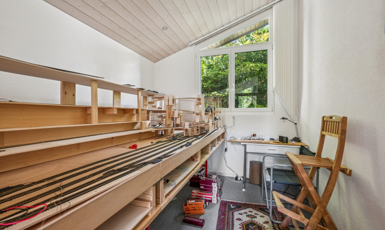 chambre avec vaulted ceiling, plafond voûté, wood ceiling, plafond en bois, et inside property