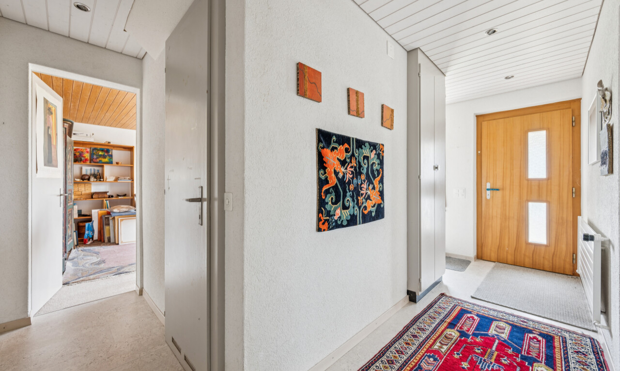 couloir avec wood ceiling, plafond en bois, inside community, light floor, et high end ceiling