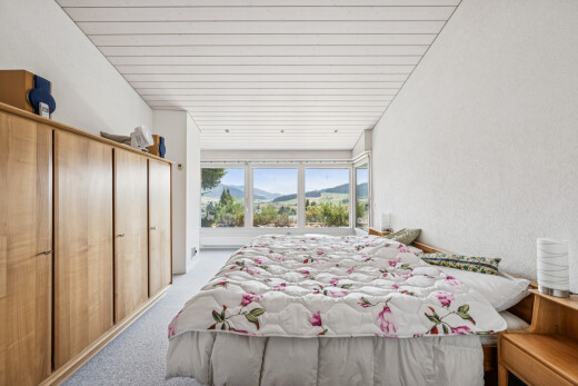 zimmer / schlafzimmer mit carpet, teppich, inside property, wood ceiling, und holzdecke