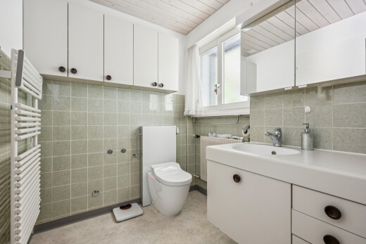 bad mit handtuchwärmer, spiegel, schminktisch, kühler, und toilette
