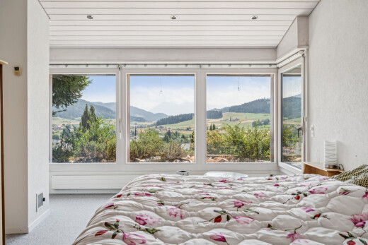 zimmer / schlafzimmer mit blick auf die berge, mountain view, carpet, teppich, und view focus