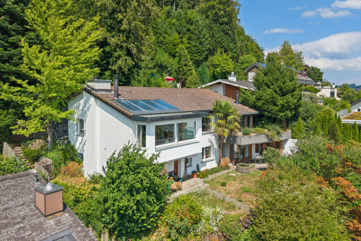 außenansicht mit drone view, feuerstelle, property visible, solaranlage, und day time