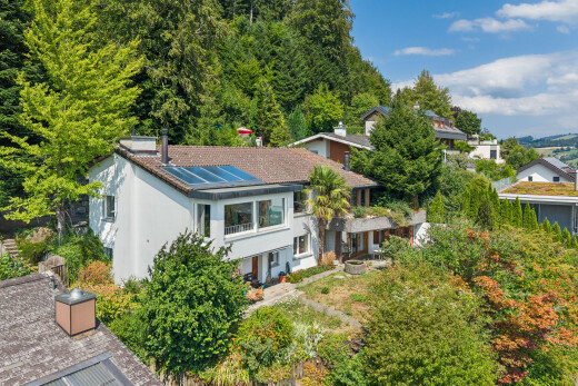 außenansicht mit drone view, feuerstelle, day time, solaranlage, und property visible