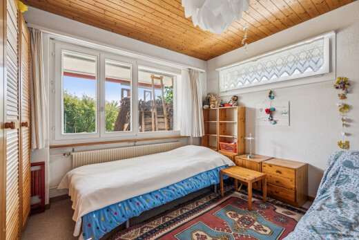 zimmer / schlafzimmer mit kühler, wood ceiling, holzdecke, natürliches licht, und inside property