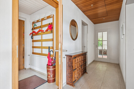 halle / korridor mit wood ceiling, holzdecke, inside property, klapptreppe, und drywall