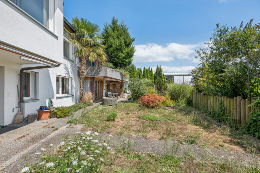 garten mit zaun, day time, und terrasse