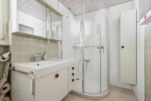 bad mit schminktisch, spiegel, dusche, wood ceiling, und holzdecke