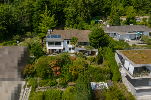 außenansicht mit property visible und solaranlage
