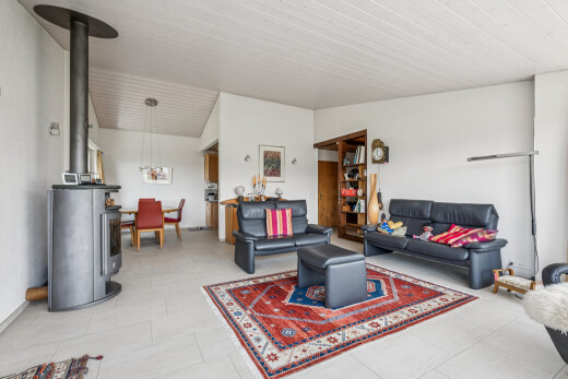 wohn- / esszimmer mit drywall, gipskartonwand, inside property, und holzofen