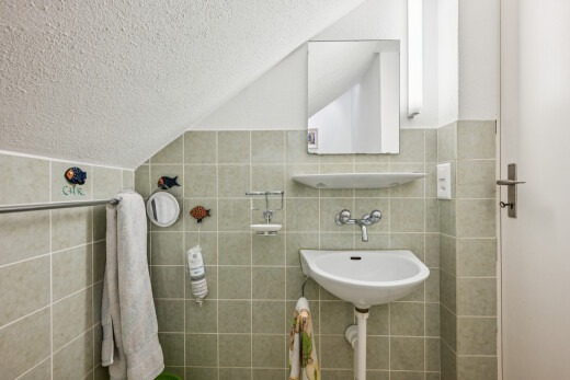 bad mit tile wall, fliesenwand, spiegel, textured ceiling, und spritzputz decke