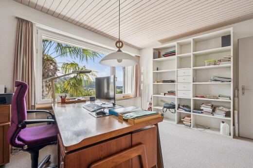 büro mit pendelleuchte, carpet, teppich, fernseher, und wood ceiling
