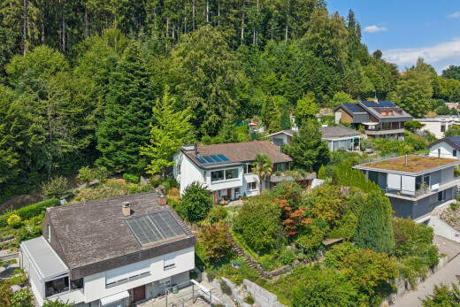 außenansicht mit solaranlage, zaun, wohngebietblick, residential view, und day time