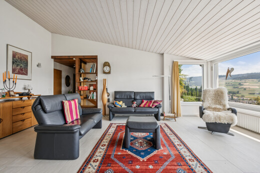 wohnzimmer mit vaulted ceiling, dachschräge, eingebaute regale, inside property, und drywall