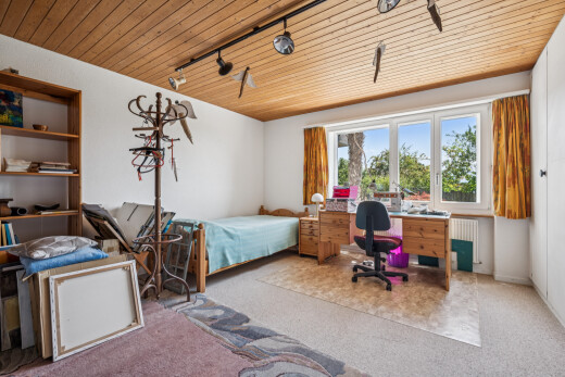 zimmer / schlafzimmer mit deckenbeleuchtung, carpet, teppich, day time, und wood ceiling