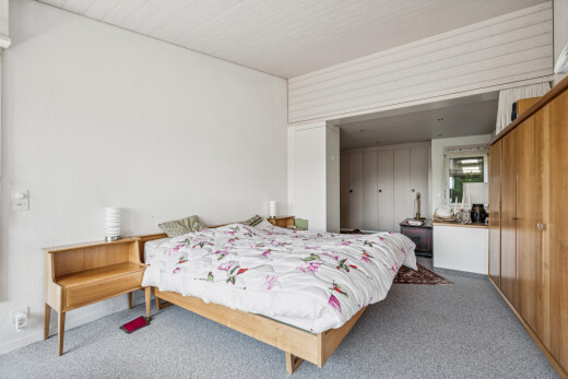 zimmer / schlafzimmer mit kleiderschrank, carpet, teppich, drywall, und gipskartonwand