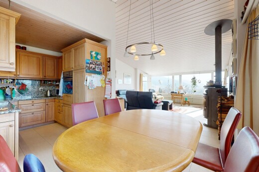 salle à manger avec inside property, natural light, lumière naturelle, light floor, et backsplash