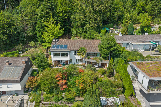 außenansicht mit solaranlage und property visible