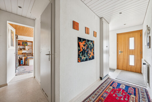 halle / korridor mit wood ceiling, holzdecke, inside community, light floor, und high end ceiling