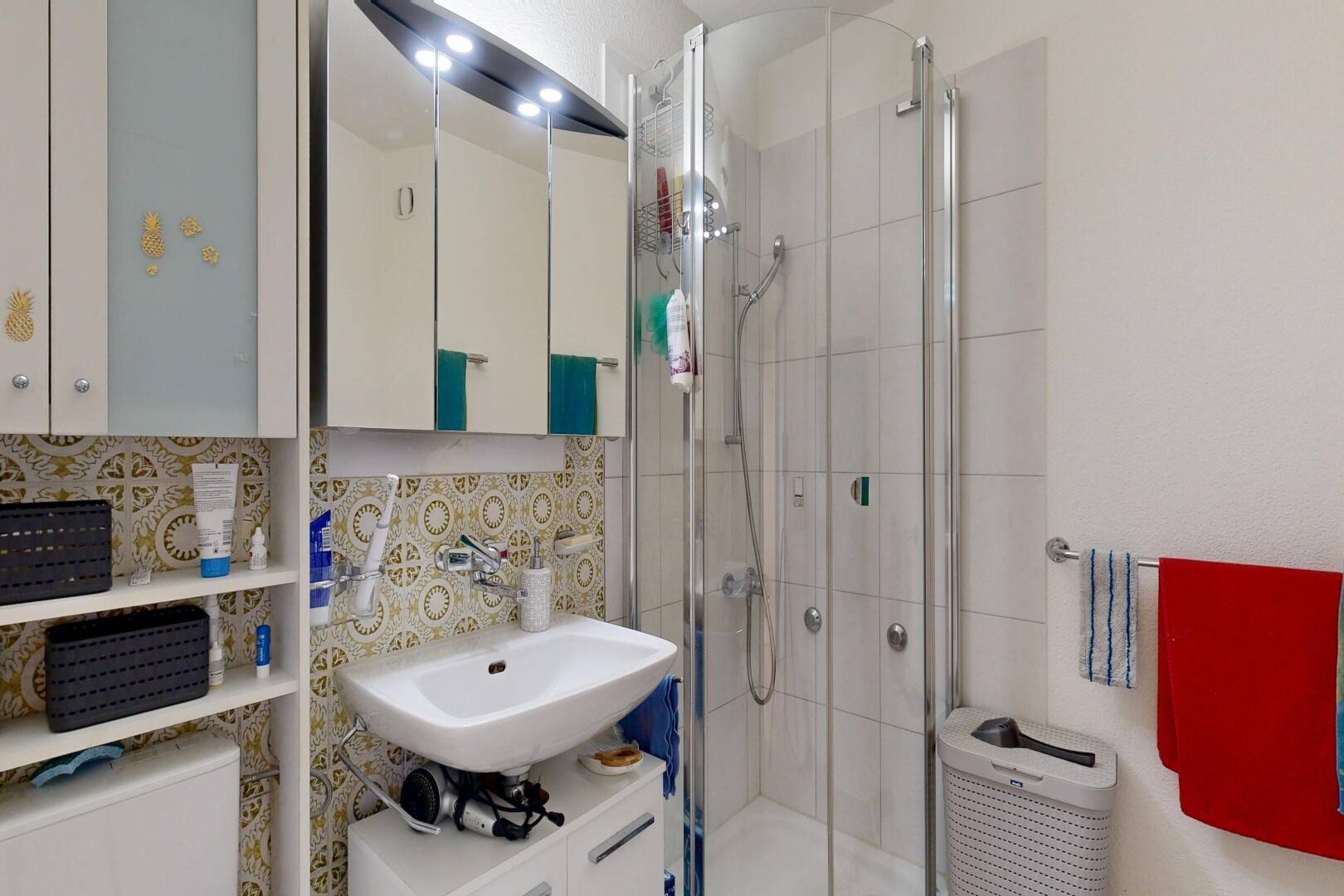 salle de bains avec miroir, salle de bain complète, douche, inside property, et évier