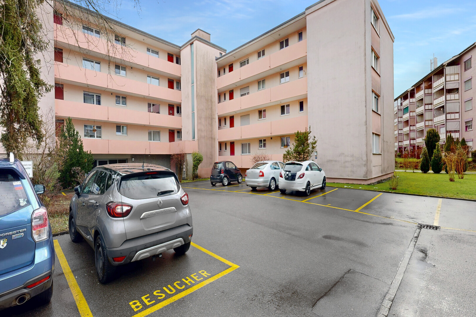 extérieur du bâtiment avec vue sur le complexe d'appartements, apartment complex view, parking, et day time