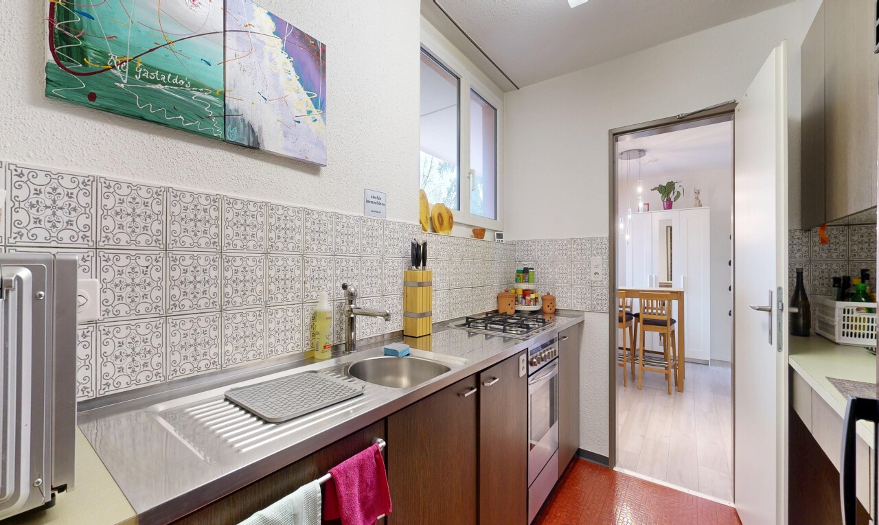 cuisine avec plans de travail, light countertops, inside property, armoires brun foncé, et dark brown cabinets