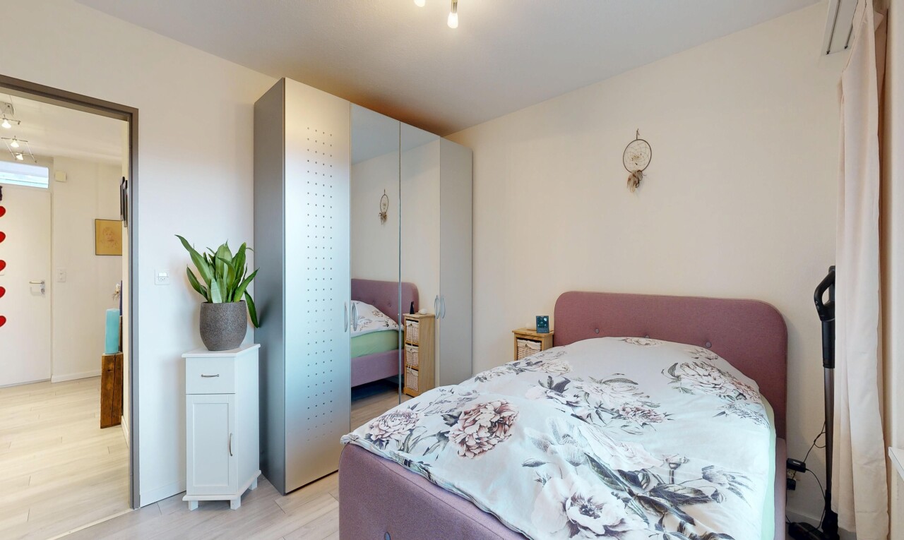 chambre avec drywall, cloison sèche, wood finish floor, sol en finition bois, et inside property
