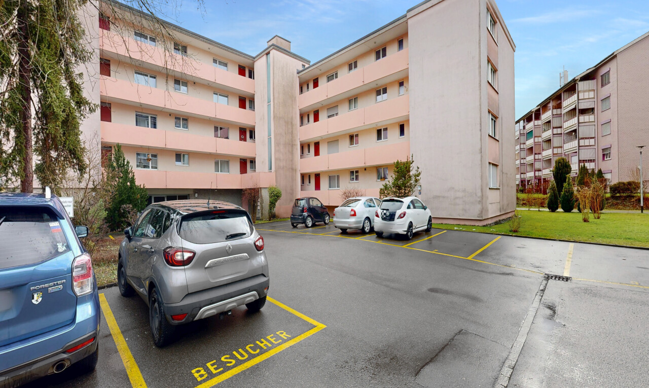 extérieur du bâtiment avec vue sur le complexe d'appartements, apartment complex view, parking, et day time
