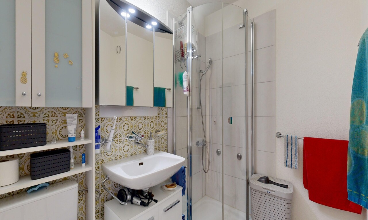 salle de bains avec miroir, salle de bain complète, douche, inside property, et évier
