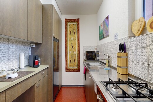 küche mit arbeitsplatten, light countertops, herd, inside property, und waschbecken