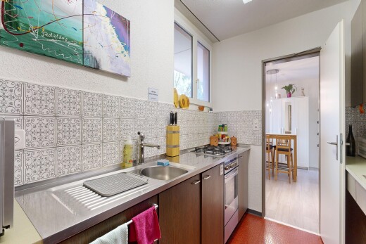 küche mit arbeitsplatten, light countertops, inside property, dunkelbraune schränke, und dark brown cabinets