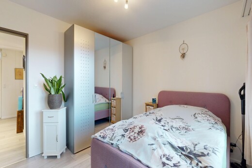 zimmer / schlafzimmer mit drywall, gipskartonwand, wood finish floor, holzfußboden, und inside property