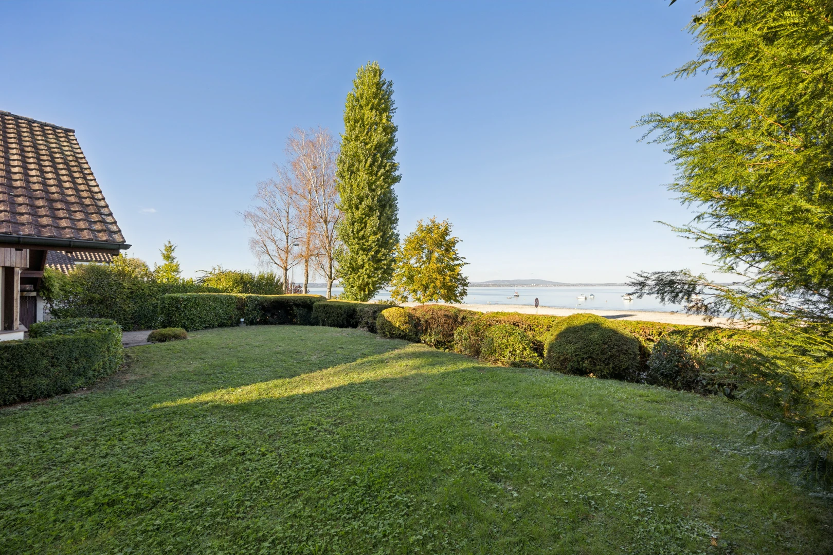 garten mit seesicht, water view, rasen, day time, und from property