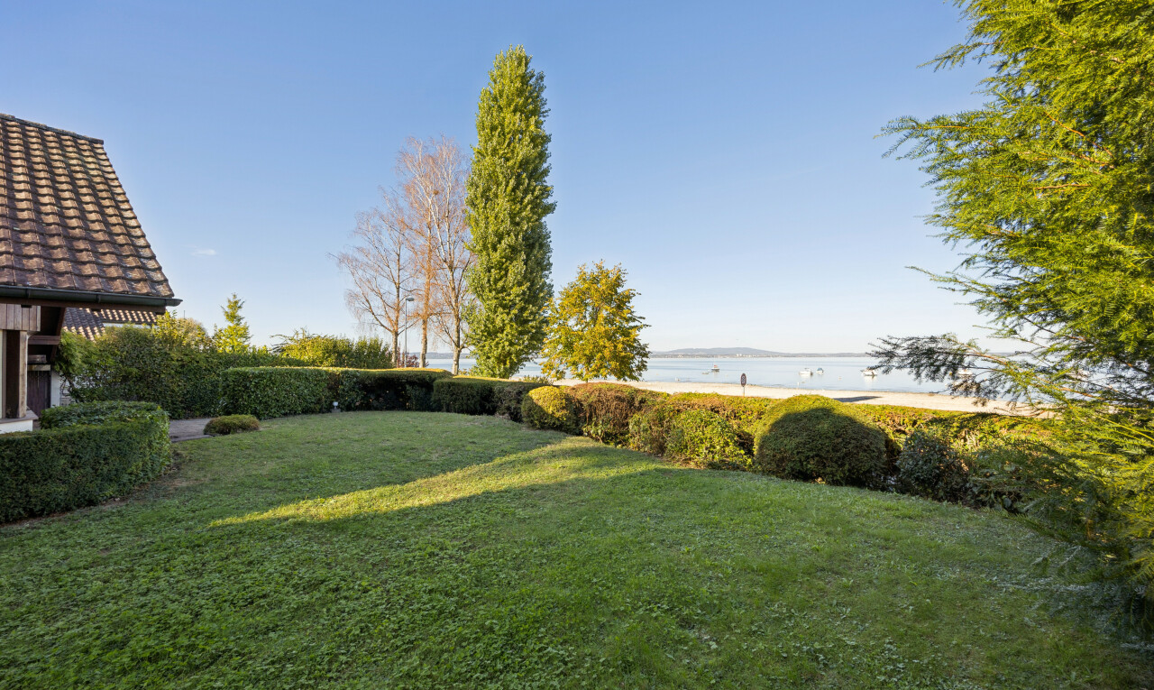 garten mit seesicht, water view, rasen, day time, und from property