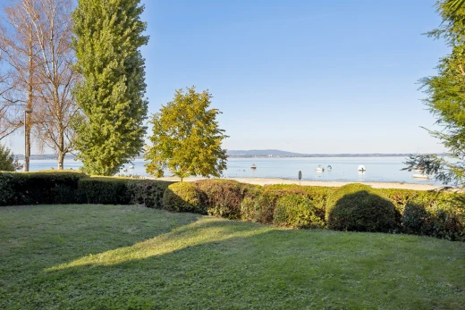 garten mit seesicht, water view, rasen, und day time