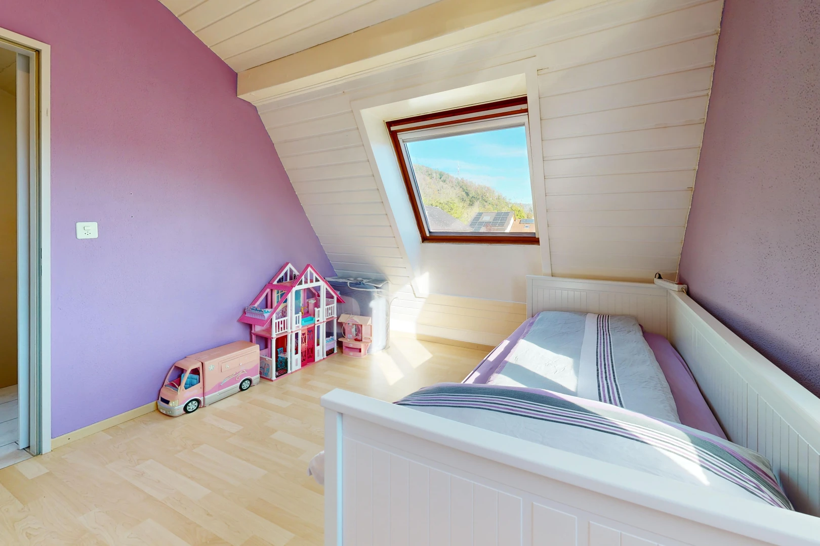 chambre avec plafond voûté, vaulted ceiling, lumière naturelle, sol en finition bois, et wood finish floor